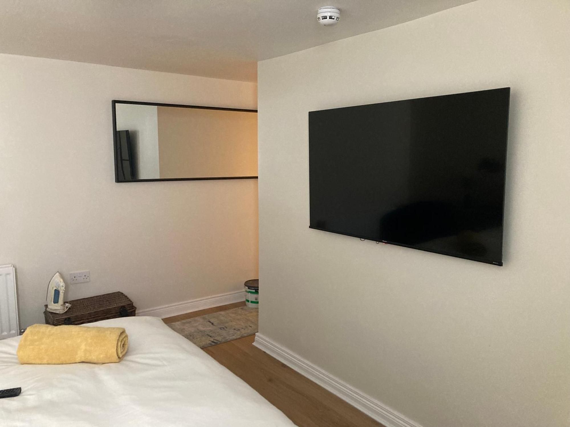 Smart 4K Tvs In All Bedrooms Double Vanity Sink Belfast Exteriér fotografie
