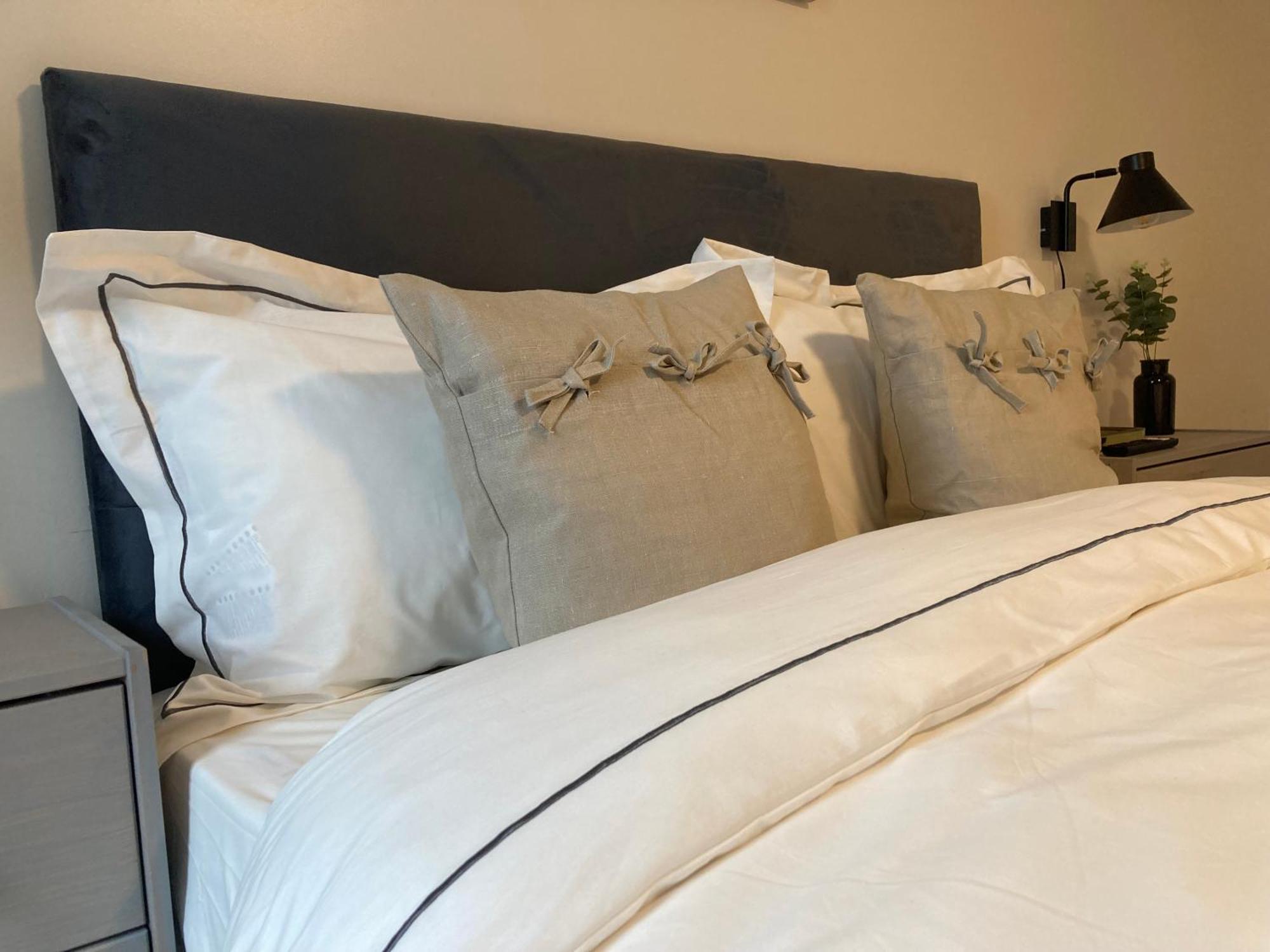 Smart 4K Tvs In All Bedrooms Double Vanity Sink Belfast Exteriér fotografie