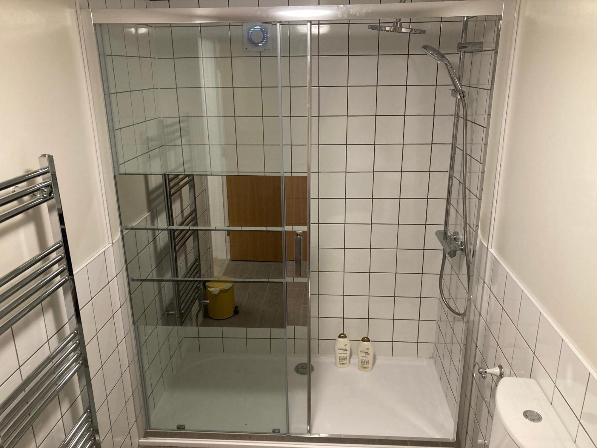 Smart 4K Tvs In All Bedrooms Double Vanity Sink Belfast Exteriér fotografie