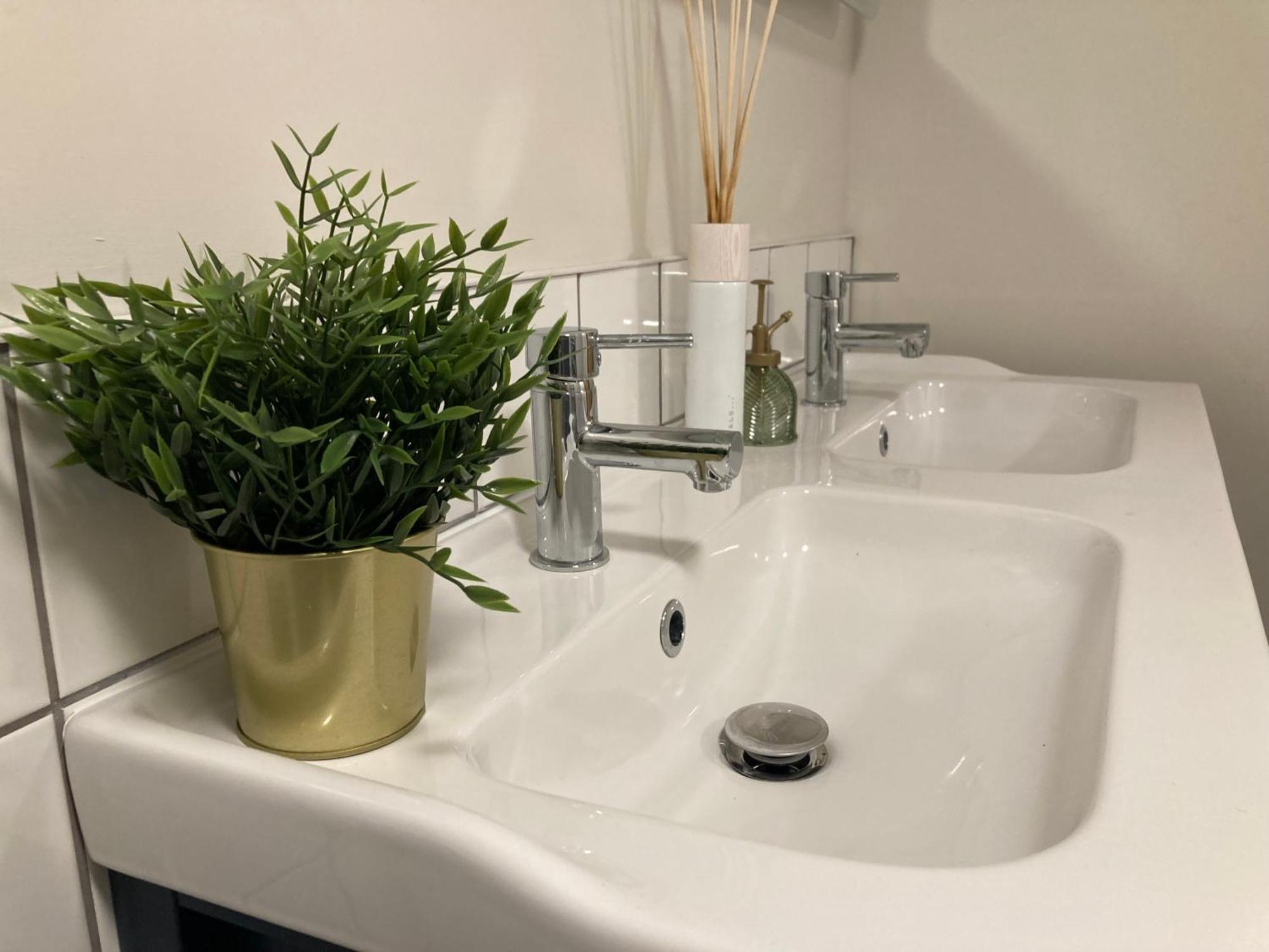 Smart 4K Tvs In All Bedrooms Double Vanity Sink Belfast Exteriér fotografie